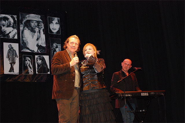 Karina inaugura el ciclo “Tributo a la mujer” en el Teatro Cervantes de Abarán - 2, Foto 2