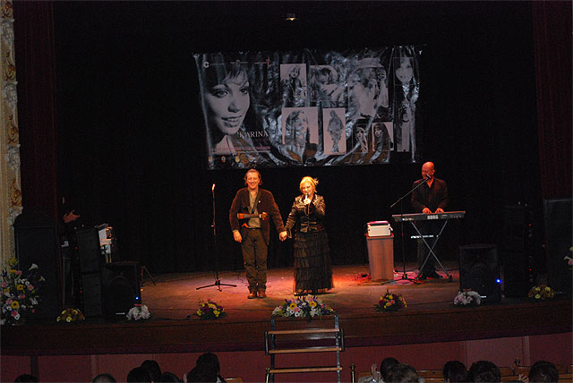 Karina inaugura el ciclo “Tributo a la mujer” en el Teatro Cervantes de Abarán - 3, Foto 3