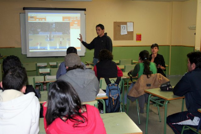 El scouter del CB Murcia visita el IES Juan Carlos I - 1, Foto 1