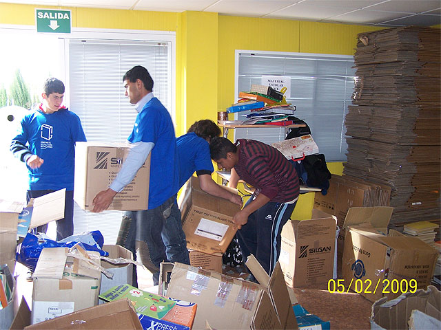 Los alumnos del Aula Ocupacional y los usuarios del Centro Ocupacional “José Moyá” participan en el “Proyecto Libro”, Foto 1