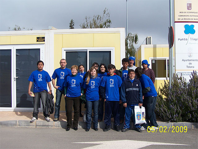 Los alumnos del Aula Ocupacional y los usuarios del Centro Ocupacional “José Moyá” participan en el “Proyecto Libro”, Foto 2