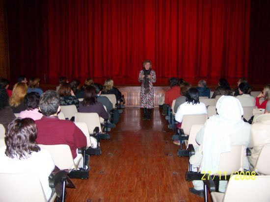 La charla titulada “Mi hijo no quiere estudiar, ¿qué puedo hacer?” contó con la asistencia de una veintena de personas, Foto 1