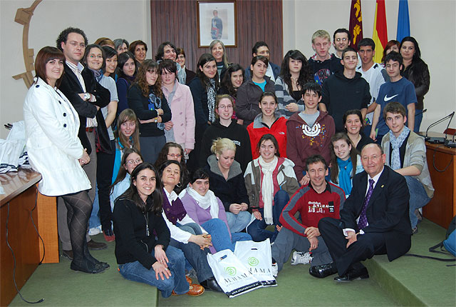 El Saln de Plenos de la localidad acoge varios estudiantes de Canad que estn dentro del programa de intercambio, Foto 1