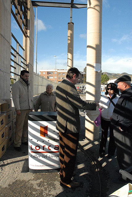 La Concejalía de Turismo, Comercio y Artesanía reparte bolsas de tela para hacer la compra en el tradicional mercado de los jueves - 1, Foto 1