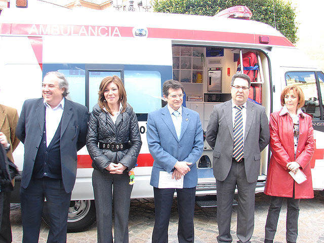 El Alcalde y la Concejal de ONG´s participan en la entrega a Cruz Roja de su nueva ambulancia - 1, Foto 1