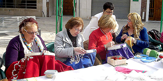 El Mercado Artesano del próximo domingo en Santiago de la Ribera incluye una amplia demostración del bordado regional - 1, Foto 1