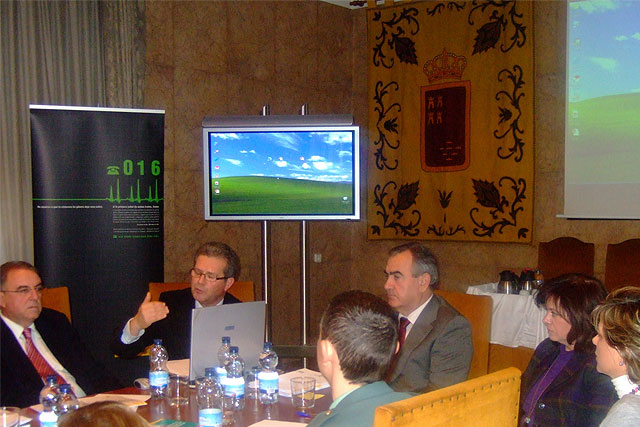 El delegado del Gobierno presenta el Plan de Atención y Prevención de la violencia de género en la población inmigrante - 1, Foto 1