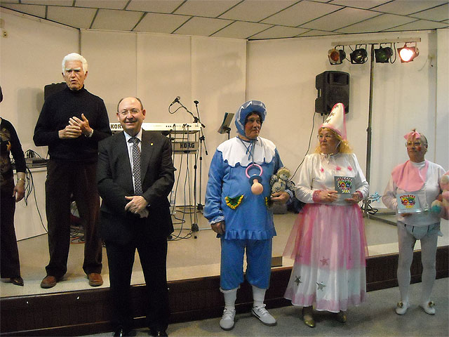 Los mayores de la localidad celebraron el Carnaval con baile y piñata - 1, Foto 1