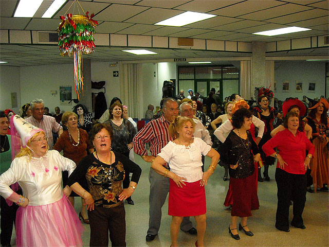 Los mayores de la localidad celebraron el Carnaval con baile y piñata - 2, Foto 2