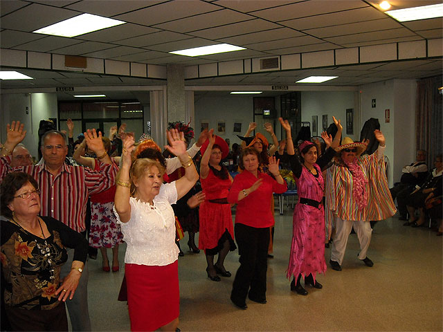 Los mayores de la localidad celebraron el Carnaval con baile y piñata, Foto 4