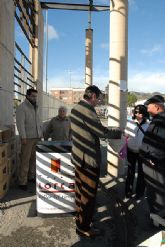 La Concejala de Turismo, Comercio y Artesana reparte bolsas de tela para hacer la compra en el tradicional mercado de los jueves