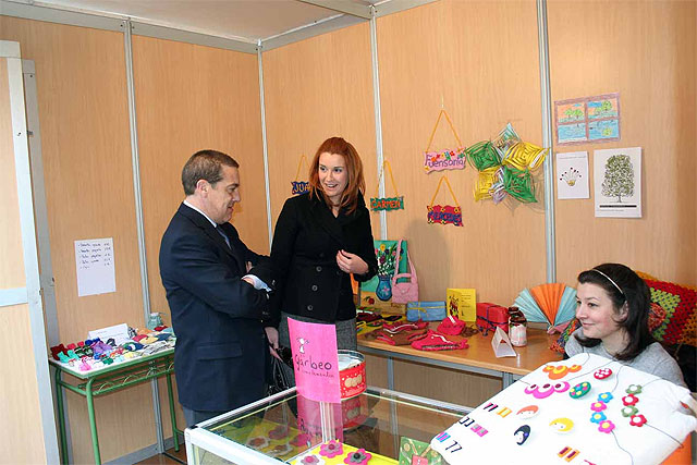 El alcalde de Alcantarilla, Lázaro Mellado y la concejal de Mujer, Mónica García visitan la I Feria de Mujeres Artesanas - 2, Foto 2