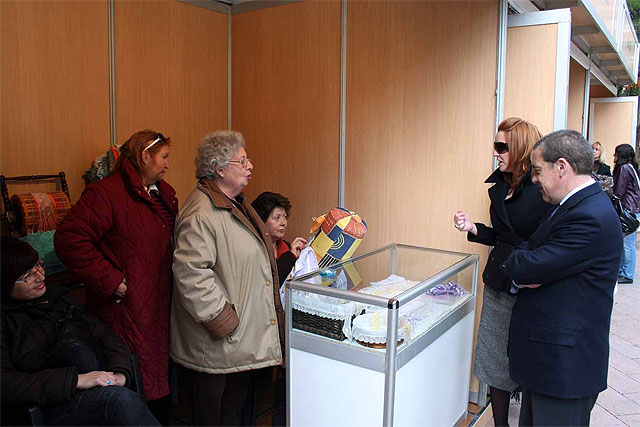 El alcalde de Alcantarilla, Lázaro Mellado y la concejal de Mujer, Mónica García visitan la I Feria de Mujeres Artesanas - 3, Foto 3