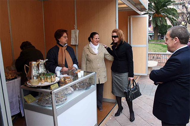 El alcalde de Alcantarilla, Lázaro Mellado y la concejal de Mujer, Mónica García visitan la I Feria de Mujeres Artesanas - 4, Foto 4