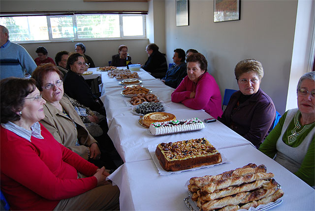 La concejal de Mujer asistió a la degustación de postres y dulces típicos elaborados por la Asociación de Amas y Amos de Casa “Igual-da” de El Paretón, Foto 1