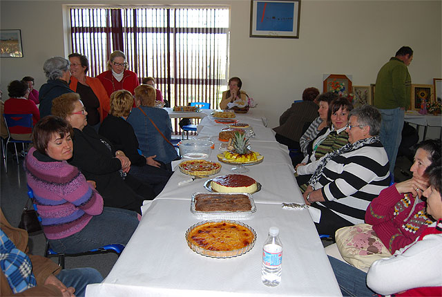La concejal de Mujer asistió a la degustación de postres y dulces típicos elaborados por la Asociación de Amas y Amos de Casa “Igual-da” de El Paretón, Foto 2