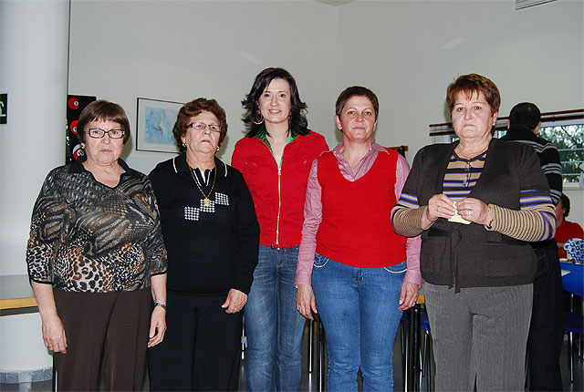 La concejal de Mujer asistió a la degustación de postres y dulces típicos elaborados por la Asociación de Amas y Amos de Casa “Igual-da” de El Paretón, Foto 3