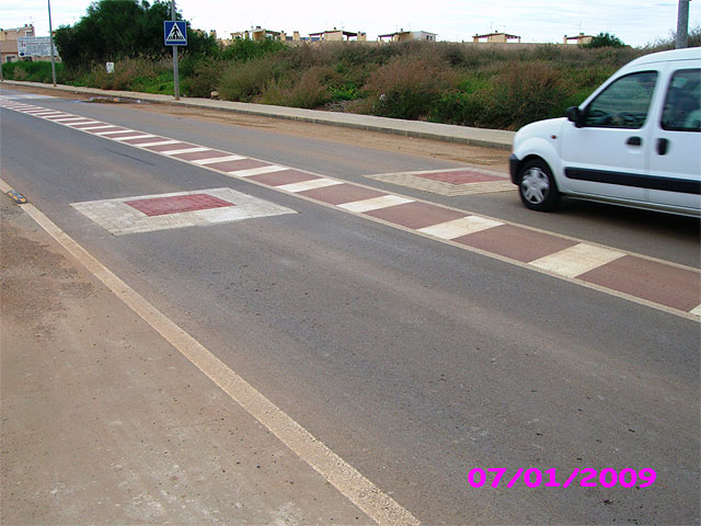 Obras Públicas aumenta la seguridad de los peatones en la travesía de Los Urrutias con la instalación de reductores de velocidad - 1, Foto 1