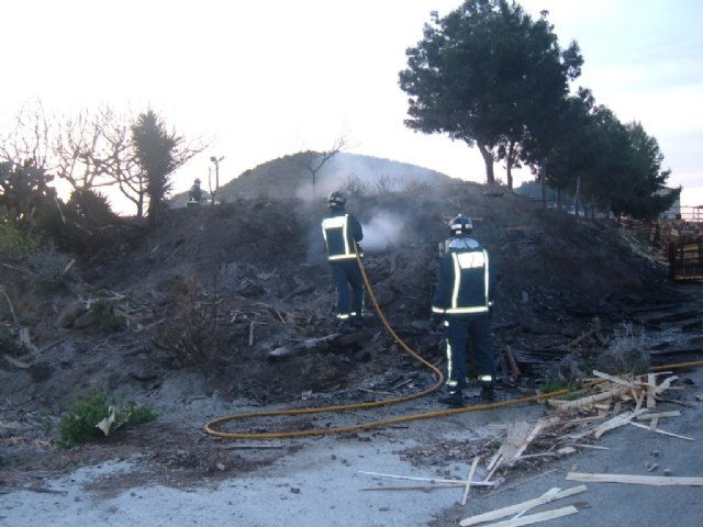 Los bomberos de Cieza trabajan en la extinción del incendio de palets en una empresa de Abarán - 1, Foto 1