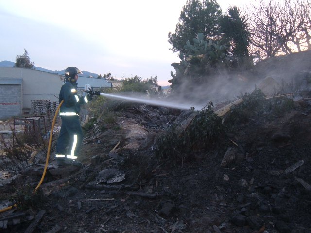 Los bomberos de Cieza trabajan en la extinción del incendio de palets en una empresa de Abarán - 2, Foto 2