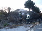 Los bomberos de Cieza trabajan en la extinción del incendio de palets en una empresa de Abarán