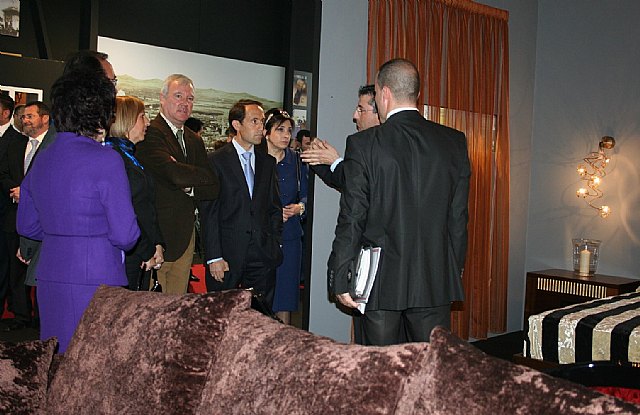 Valcárcel considera la Feria del Mueble de Yecla como el mejor escaparate del sector para afrontar la crisis - 2, Foto 2
