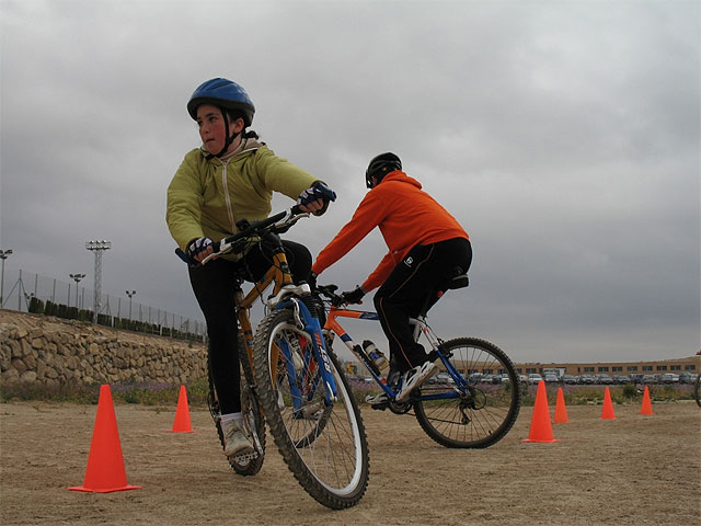 Ayuntamiento y  Peña Ciclista “Las Nueve” organizaron la jornada de febrero de la Escuela Deportiva Municipal de Ciclismo, Foto 1