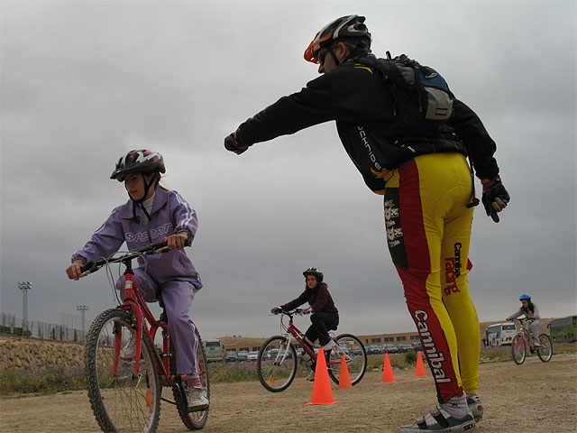 Ayuntamiento y  Peña Ciclista “Las Nueve” organizaron la jornada de febrero de la Escuela Deportiva Municipal de Ciclismo, Foto 2