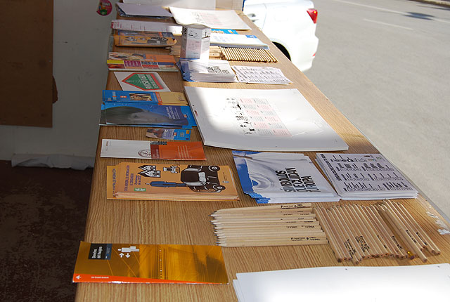 Los consumidores y usuarios de Totana reciben información sobre sus derechos y obligaciones a través del punto de información móvil instalado en la Plaza de la Constitución, Foto 2