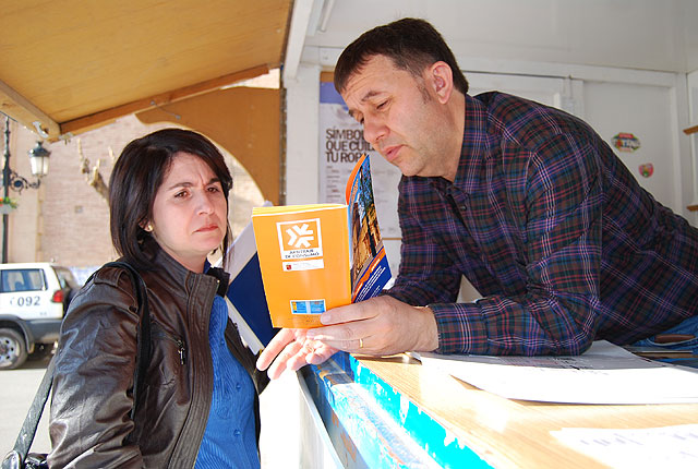 Los consumidores y usuarios de Totana reciben información sobre sus derechos y obligaciones a través del punto de información móvil instalado en la Plaza de la Constitución, Foto 1