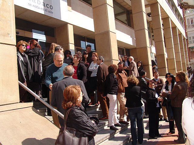 Concentración de los trabajadores de la Consejería de Sanidad y Consumo en repulsa por el suceso ocurrido en el Centro de Salud de Moratalla - 1, Foto 1