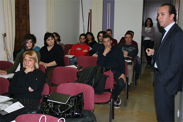 El Seminario Murcia Empresa ha mostrado a los jóvenes emprendedores de Santomera las subvenciones y las claves de los nuevos mercados - 1, Foto 1
