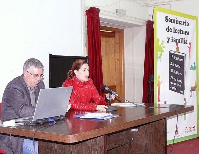 La Concejalía de Educación y el Consejo Escolar Regional desarrollan un seminario sobre “Lectura y familia” - 1, Foto 1
