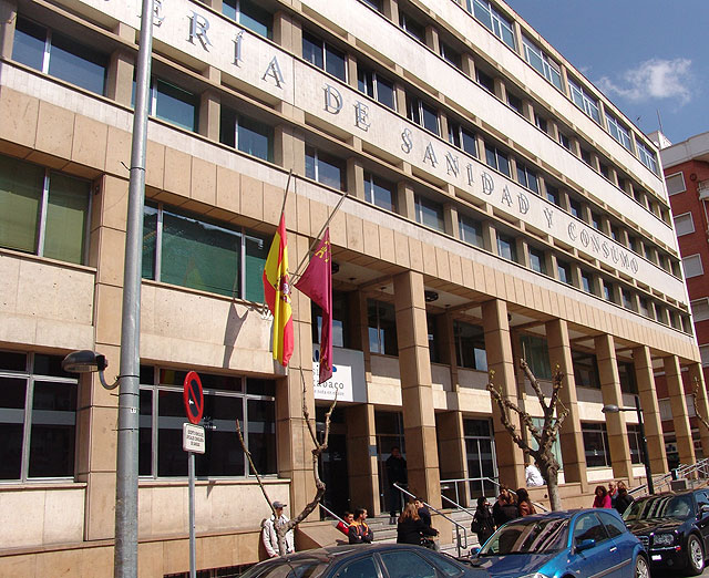 Las banderas de hospitales y centros de salud ondearán tres días a media asta en señal de duelo por la médico fallecida en Moratalla - 1, Foto 1