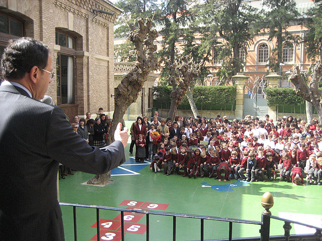 El Alcalde conmemora el centenario del colegio Cierva Peñafiel junto a sus alumnos y profesores - 2, Foto 2