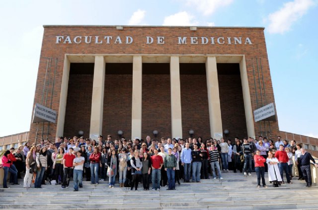 La Facultad de Medicina de la Universidad de Murcia guardó un minuto de silencio por la médica asesinada en Moratalla - 1, Foto 1