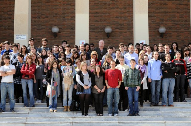 La Facultad de Medicina de la Universidad de Murcia guardó un minuto de silencio por la médica asesinada en Moratalla - 2, Foto 2