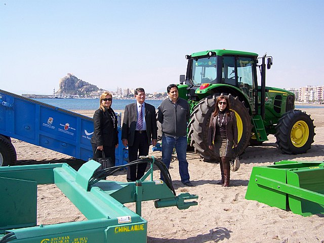 La Consejería de Turismo financia la compra de maquinaria para mantener limpias las playas de Águilas - 1, Foto 1
