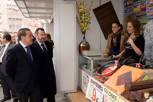 El director general de Comercio y Artesanía de la Región de Murcia y el alcalde de Alcantarilla inauguran la primera Gran Feria Outlet - 3, Foto 3
