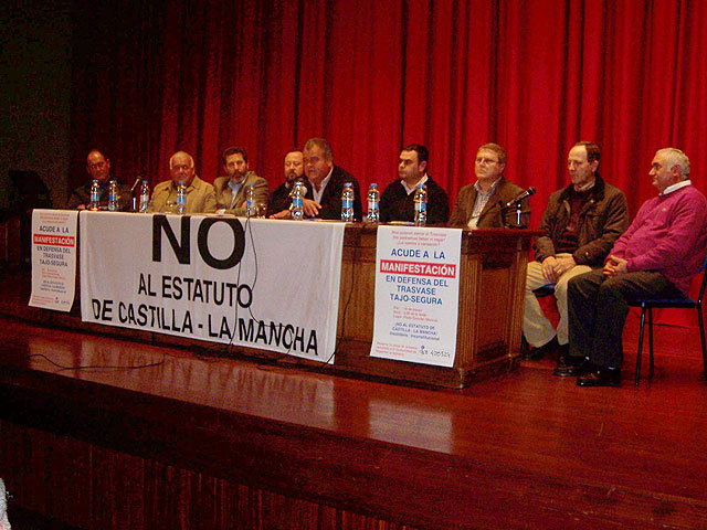 El alcalde de Totana se reúne con más de cien miembros de la Comunidad de Regantes del Trasvase Tajo-Segura de la comarca, Foto 2