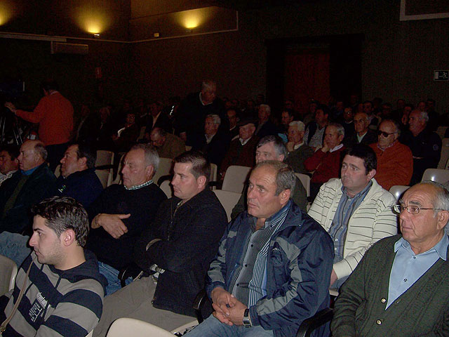 El alcalde de Totana se reúne con más de cien miembros de la Comunidad de Regantes del Trasvase Tajo-Segura de la comarca, Foto 3