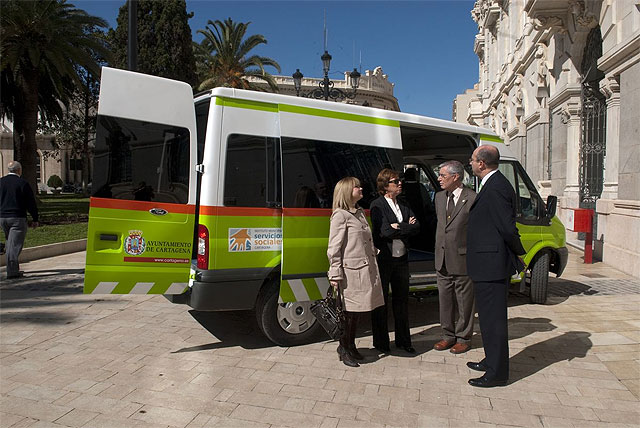 Un nuevo vehículo socio sanitario trasladará enfermos y mayores a los Centros de Día de la ciudad - 1, Foto 1