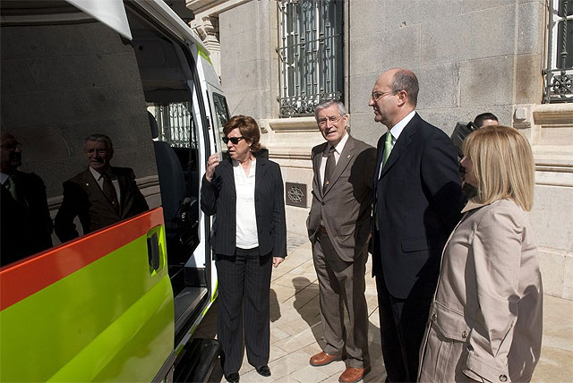 Un nuevo vehículo socio sanitario trasladará enfermos y mayores a los Centros de Día de la ciudad - 2, Foto 2