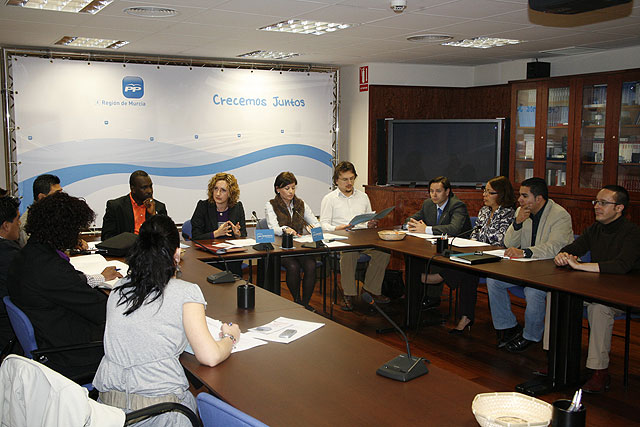 El PP denuncia que el Gobierno socialista reduce en un 30% los fondos para inmigrantes - 2, Foto 2