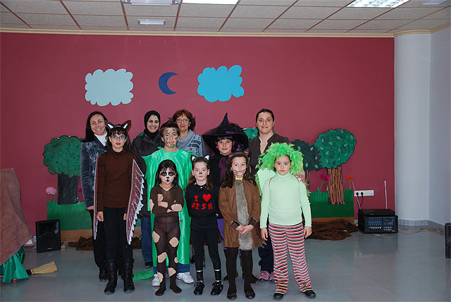 La biblioteca sigue dedicando la tarde de los lunes a los más pequeños con proyecciones, teatro y cuentacuentos bilingües - 1, Foto 1