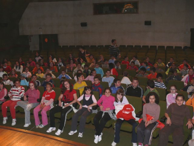 Más de 2.500 escolares asisten a un ciclo de teatro infantil con motivo del Día de la Mujer - 2, Foto 2