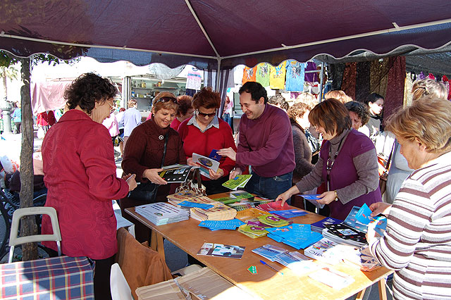 La “Semana del Consumidor” informa a los usuarios del mercado semanal torreño - 2, Foto 2