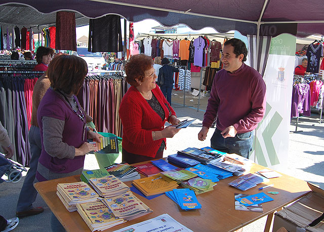 La “Semana del Consumidor” informa a los usuarios del mercado semanal torreño - 4, Foto 4