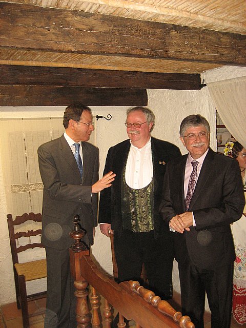 El Alcalde expresa a los socios de la Peña La Crilla su agradecimiento por la labor que realizan en la recuperación de las tradiciones de la Huerta - 2, Foto 2