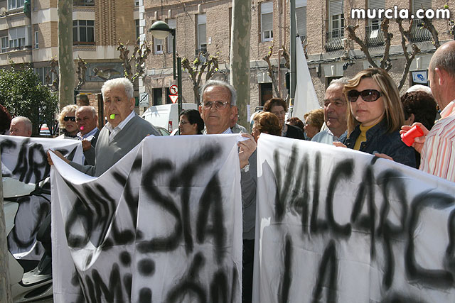 Medio centenar de afectados por la expropiaci�n de los terrenos para el aeropuerto de Corvera se manifiestan - 3
